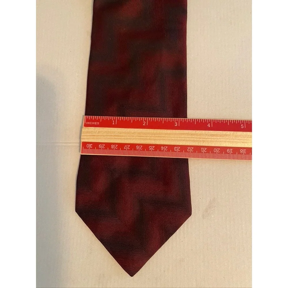 Reaction Kenneth Cole Mens Silk Tie Burgundy Black Chevron Zigzag Geometric USA